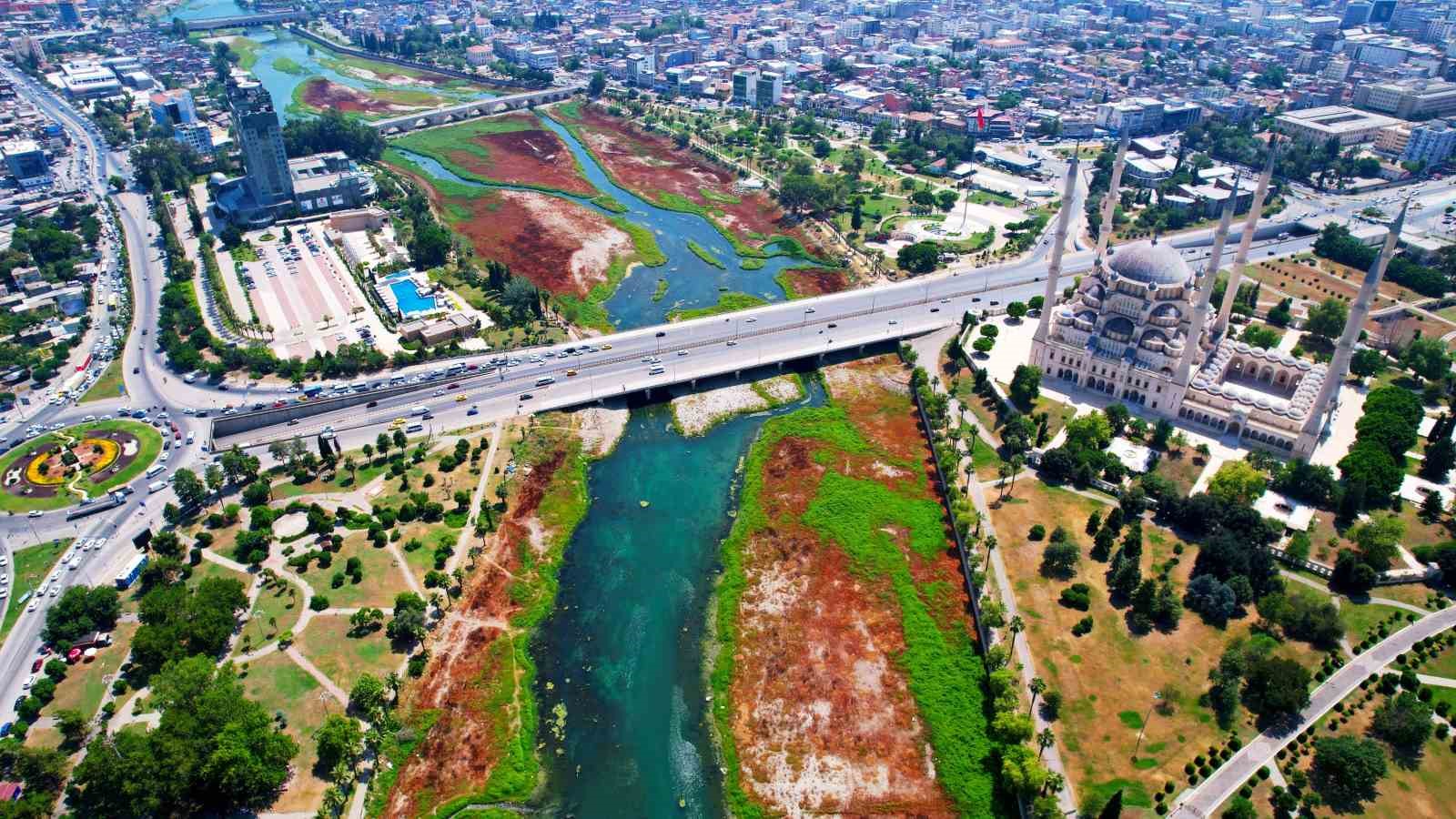 Yosun istilasındaki Seyhan Nehri temizleniyor
