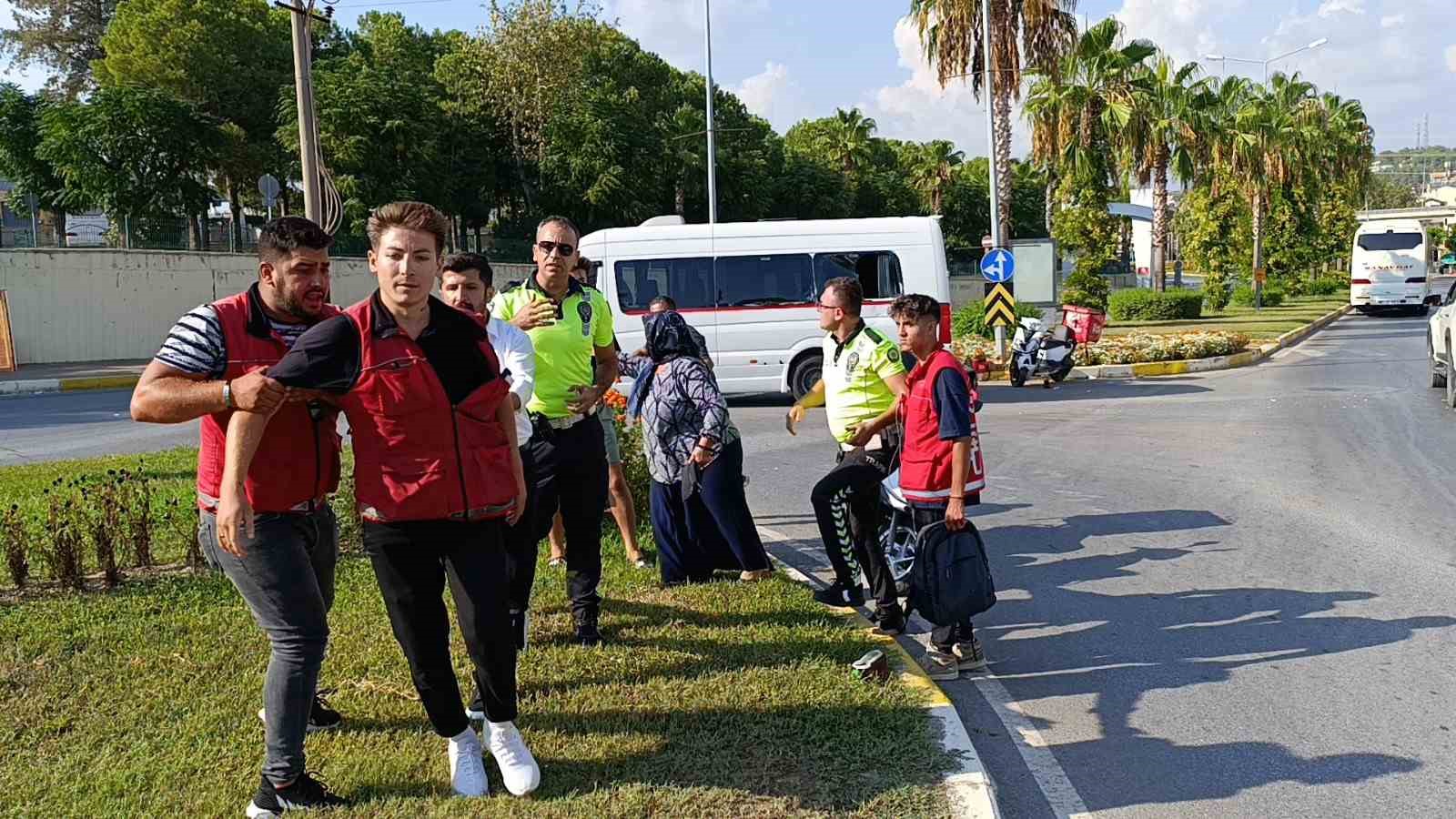 Okul servisine çarpan motosikletin sürücüsü metrelerce havaya fırladı
