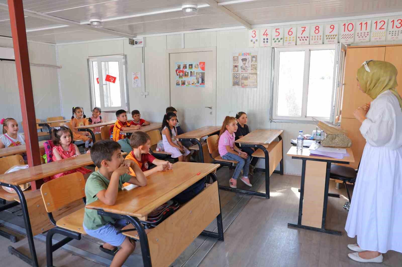 Depremzede &ouml;ğrenciler konteyner kentte eğitime başladı
