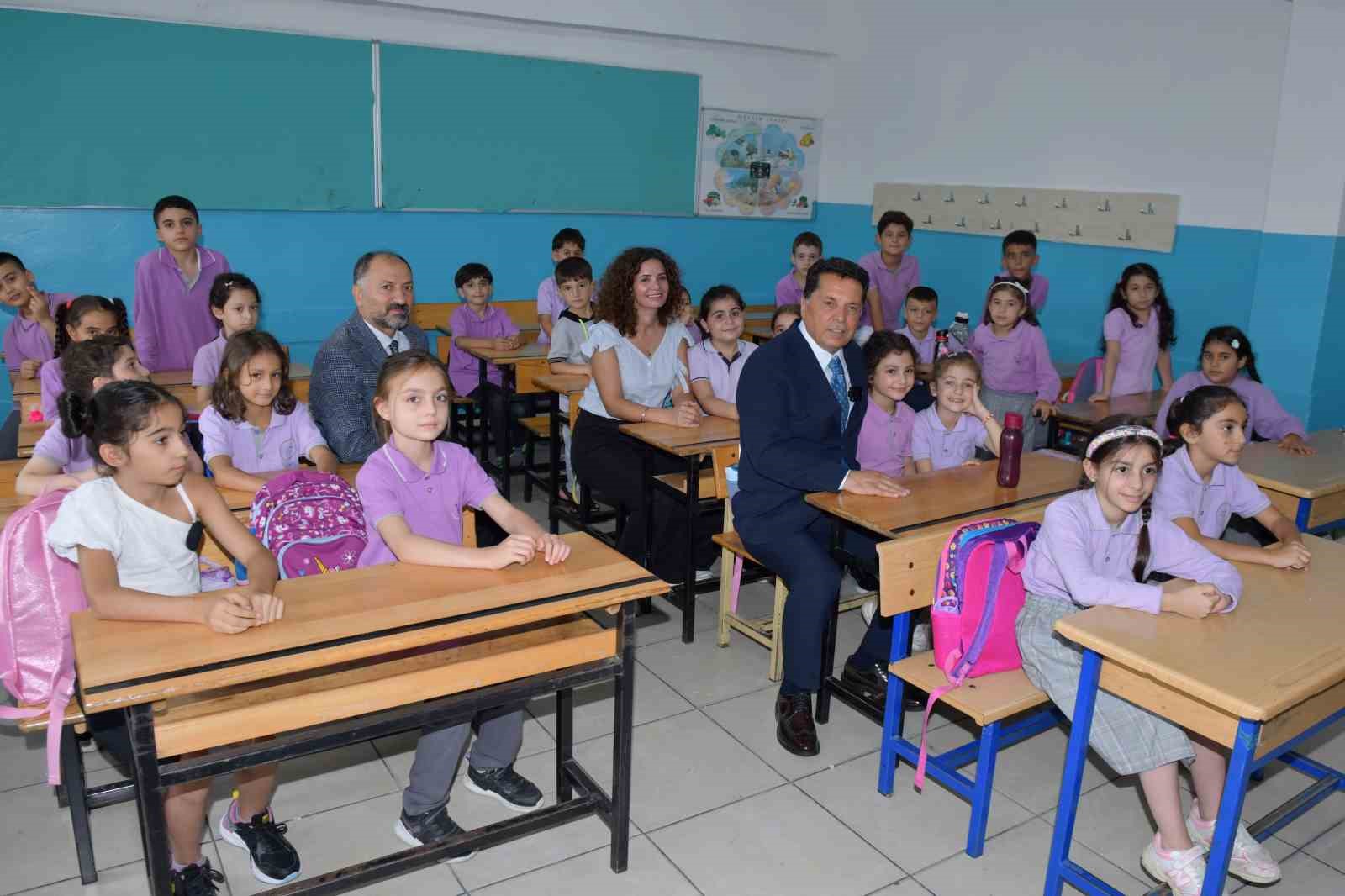 Esenyurt Belediye Başkanı Yenikent İlkokulu’nu ziyaret etti