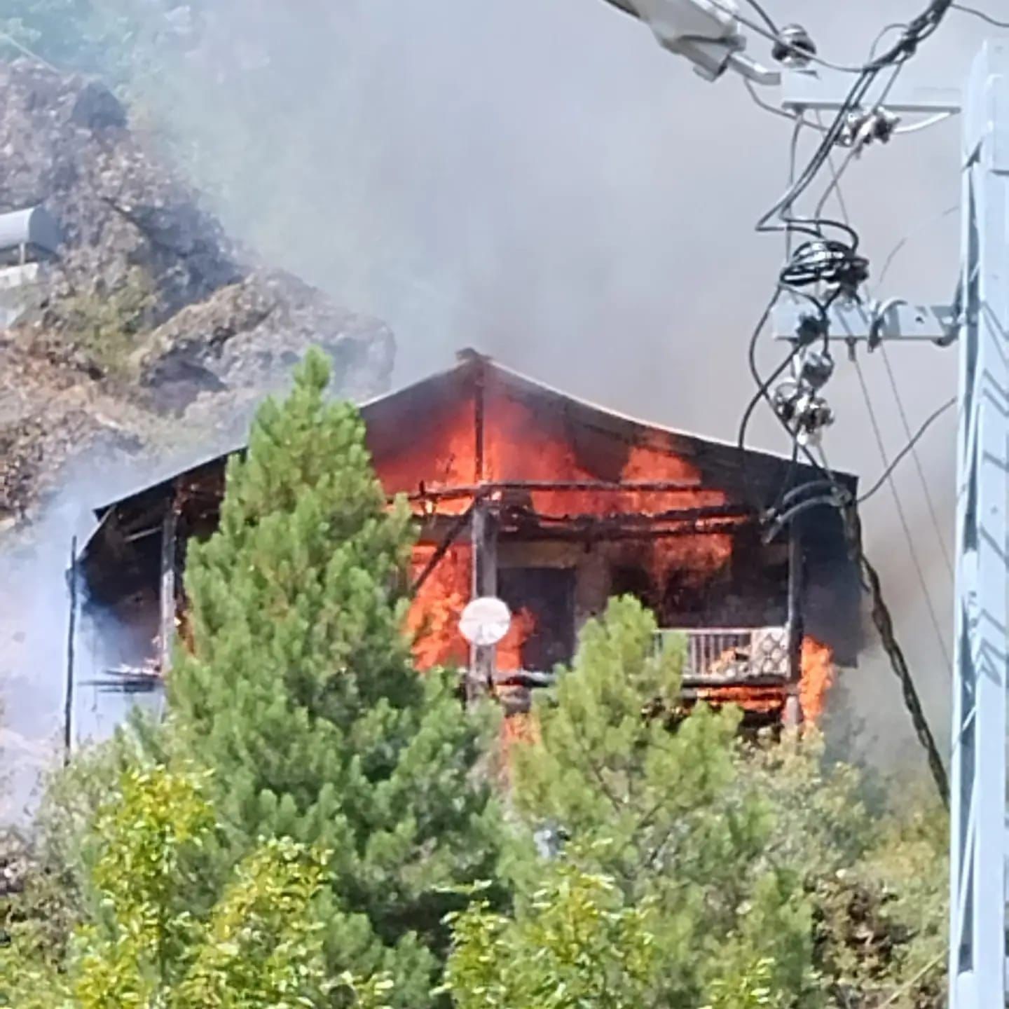 Yanan ev kullanılamaz hale geldi
