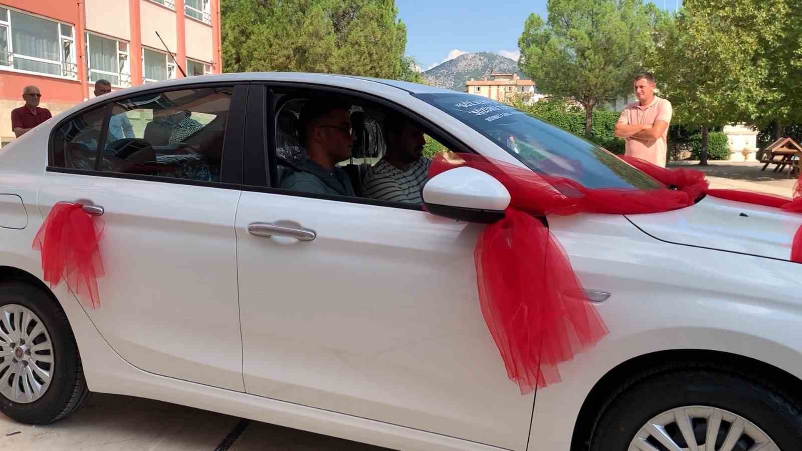 &Uuml;niversiteye ge&ccedil;iş sınavında T&uuml;rkiye 29&rsquo;uncusu olan &ouml;ğrenciye otomobil hediye ettiler
