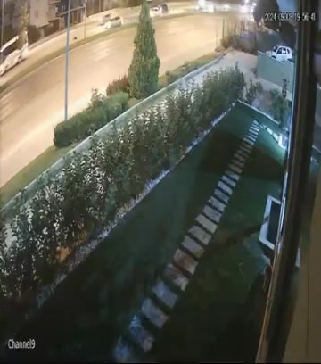 Yolun karşısına ge&ccedil;mek isteyen kadına hafif ticari ara&ccedil; &ccedil;arptı: 1 &ouml;l&uuml;
