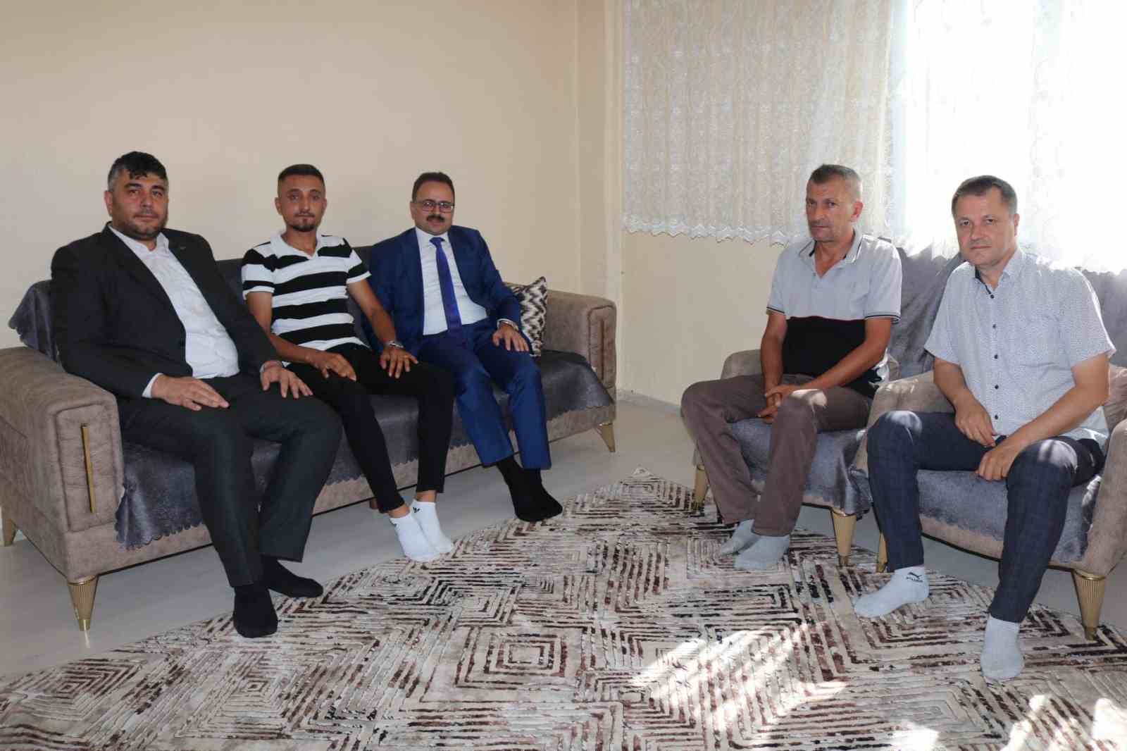 Gediz&rsquo;de Kaymakam Alkan yaralı askeri evinde ziyaret etti
