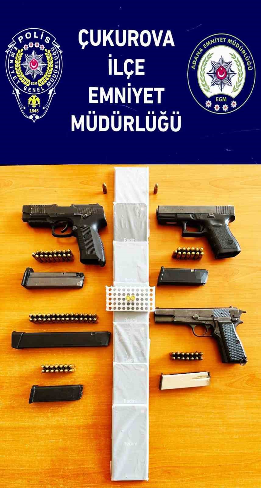Otomobilin radyo b&ouml;l&uuml;m&uuml;ndeki zuladan 6 silah &ccedil;ıktı
