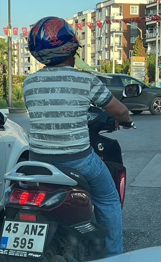 Omzunda papağanla motosikletli yolculuk

