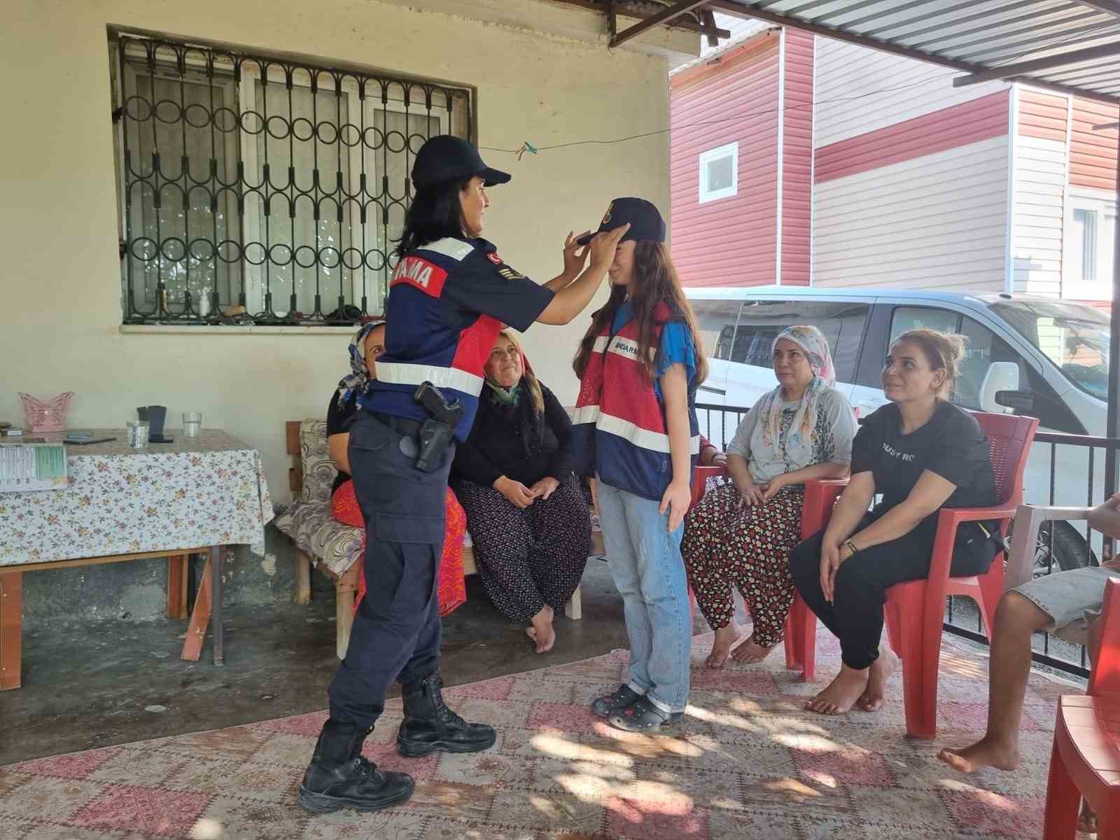 Büyüyünce jandarma olmak isteyen kıza sürpriz ziyaret
