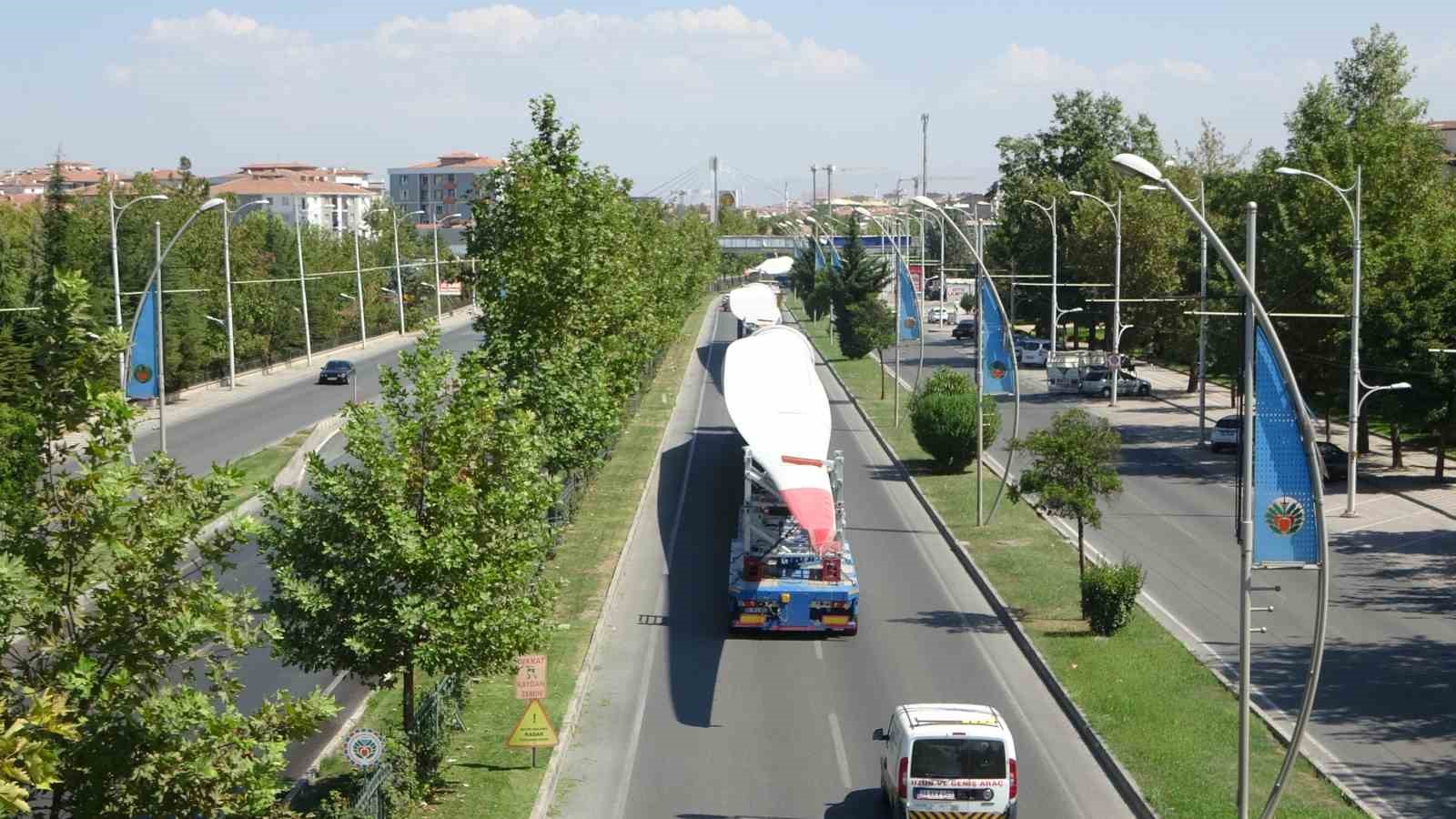 Dev rüzgar gülü türbinleri böyle taşındı
