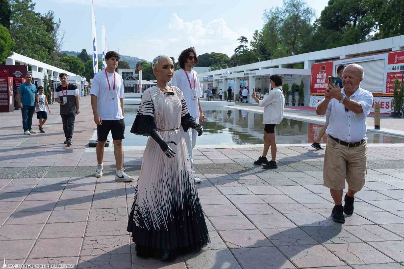 93. İEF’e insansı robot Sophia damga vurdu
