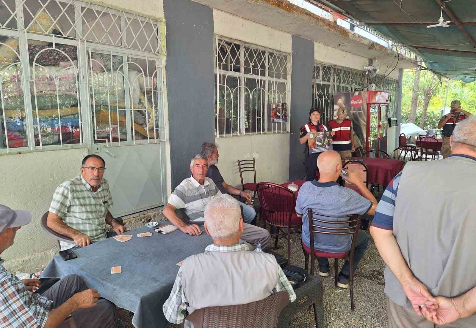 Elazığ’da jandarma ekipleri, vatandaşları bilgilendirdi