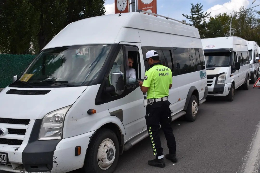 Kars’ta okul servisleri ve çevreleri denetlendi