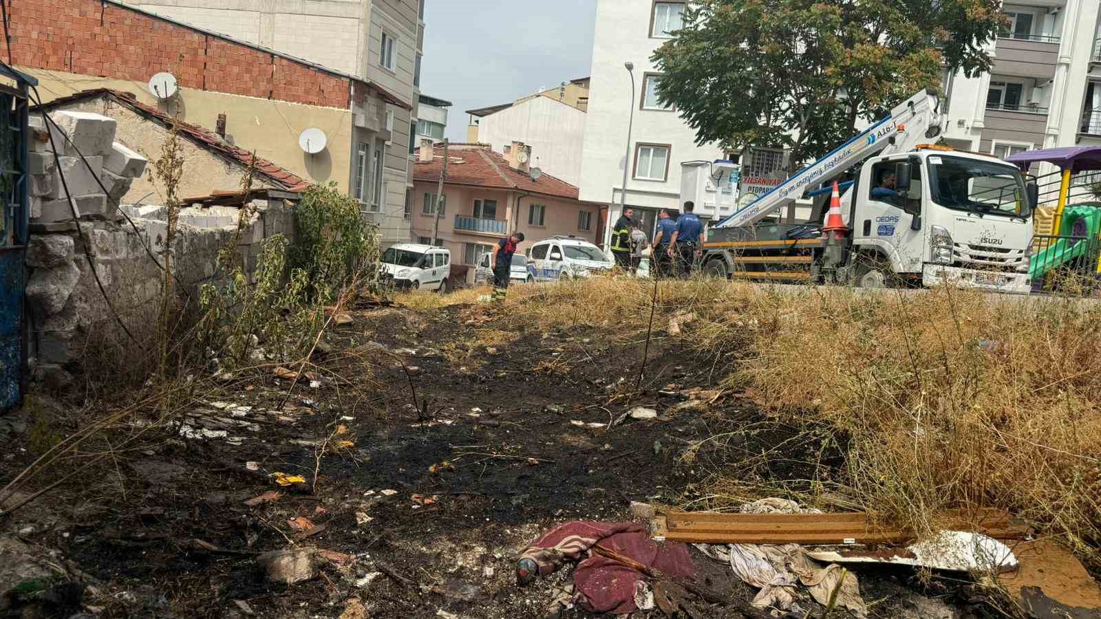 Akaryakıt istasyonu yakınında &ccedil;ıkan yangın paniğe neden oldu
