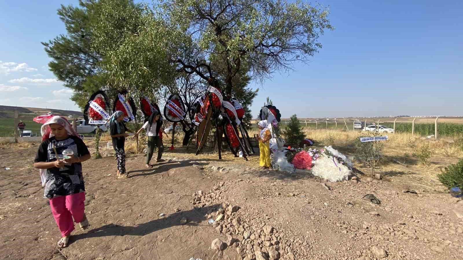 Mahalleden arkadaşları Narin’in mezarını ziyaret etti