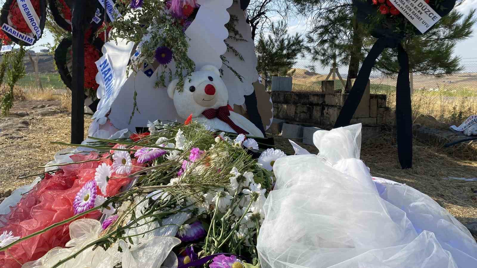 Mahalleden arkadaşları Narin’in mezarını ziyaret etti