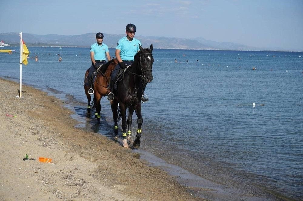 Ayvalık sahillerinde jandarma atlı s&uuml;varileri su&ccedil; ve su&ccedil;luya ge&ccedil;it vermiyor
