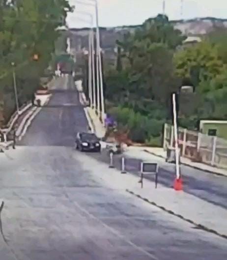 Yunanistan uyruklu s&uuml;r&uuml;c&uuml; sınırda dehşet sa&ccedil;tı: Bı&ccedil;akla polise saldırdı, vuruldu 