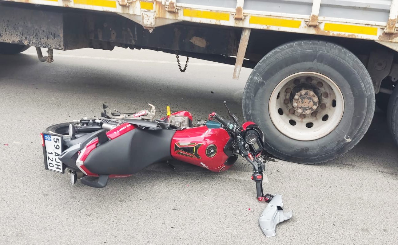 Kamyona &ccedil;arpan motosiklet s&uuml;r&uuml;c&uuml;s&uuml; ağır yaralandı

