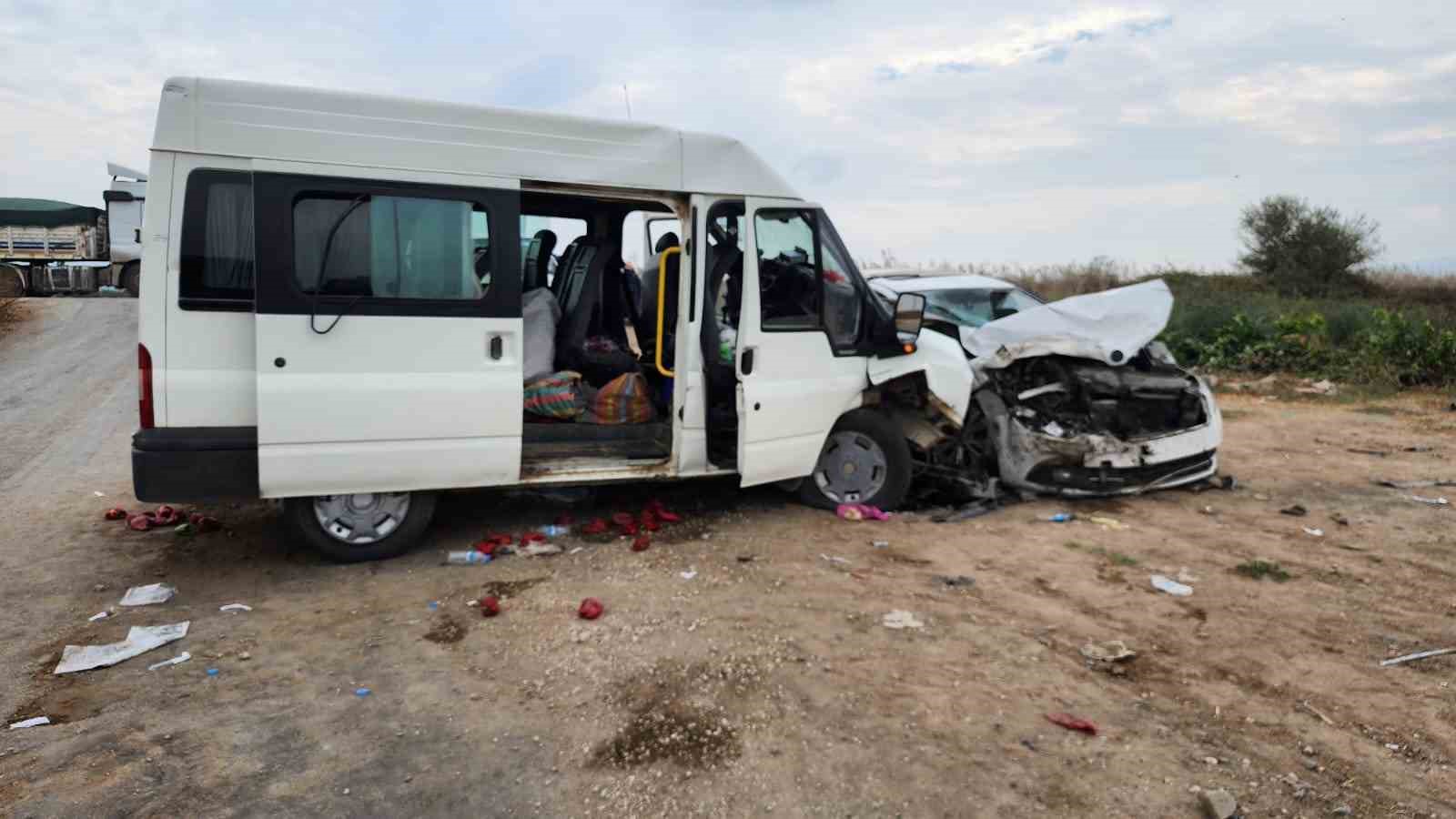 Tarım iş&ccedil;ilerini taşıyan ara&ccedil; ile otomobil &ccedil;arpıştı: 8 yaralı 