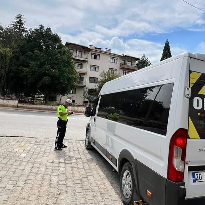 &Ouml;ğrencilerin g&uuml;venliği i&ccedil;in okul servisleri denetlendi
