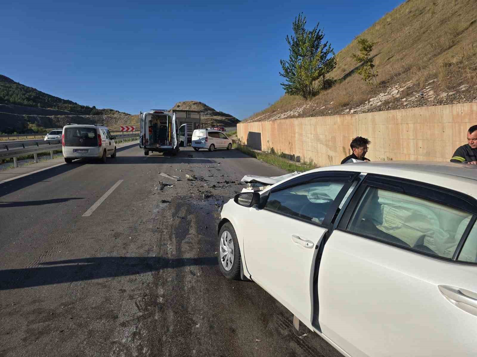 Amasya’da otomobil kamyona çarptı: 2 yaralı