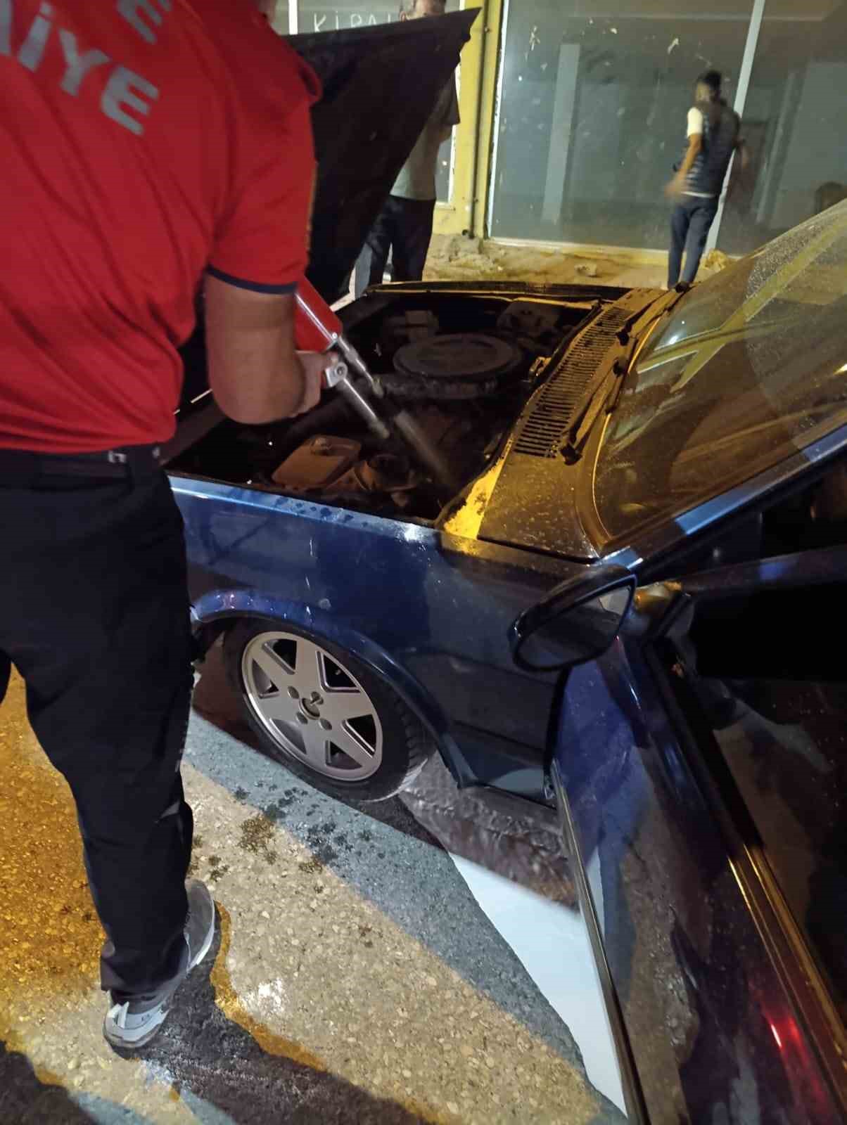 Seyir halindeki aracın motor kısmında yangın çıktı
