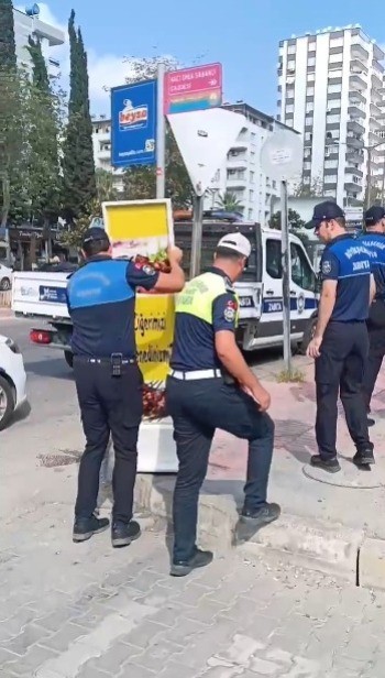 Zabıta ekiplerinden kaldırım işgaline y&ouml;nelik denetim
