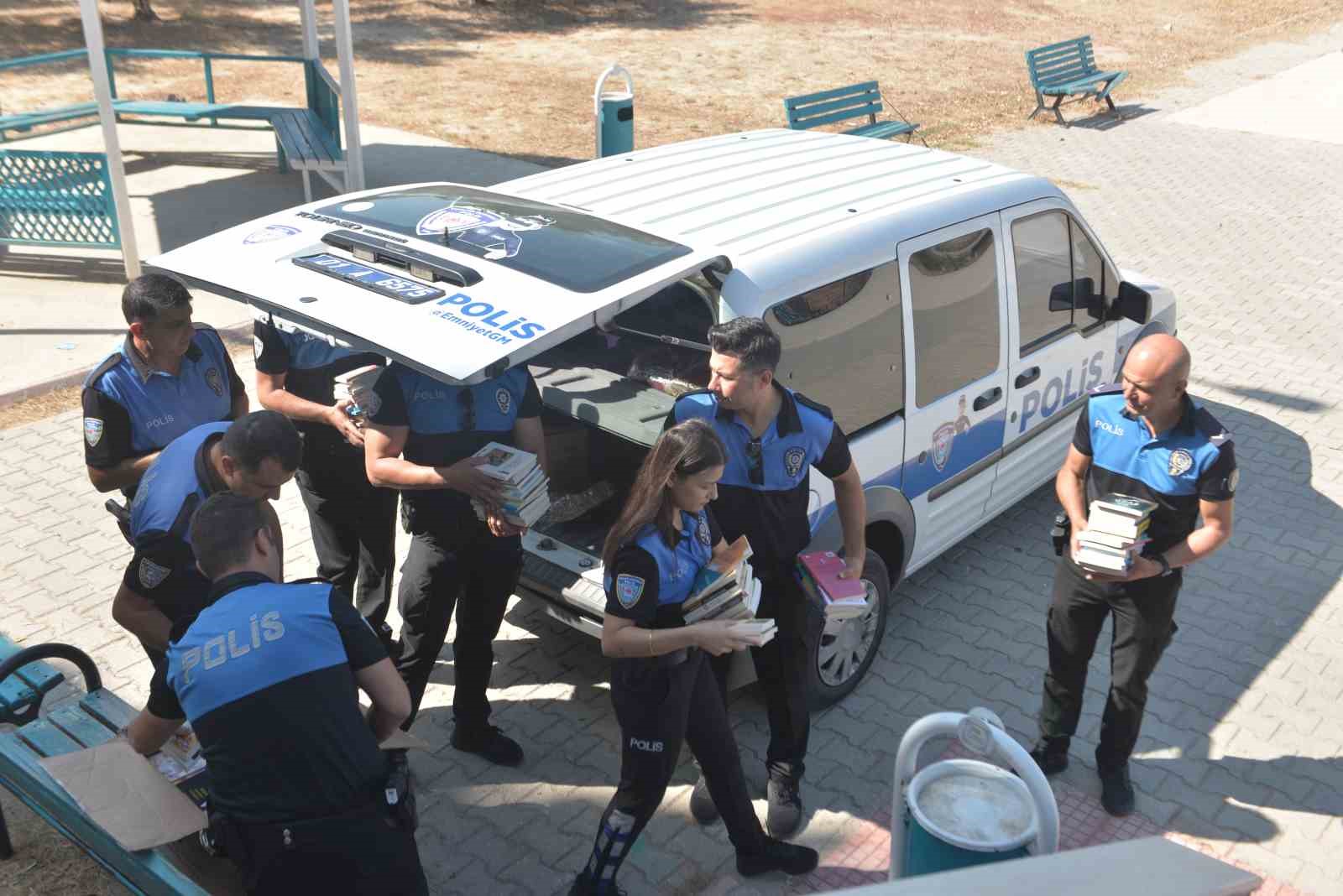 Adana polisi &ouml;nce kitap dağıttı, sonra da &ccedil;ocuklarla okudu
