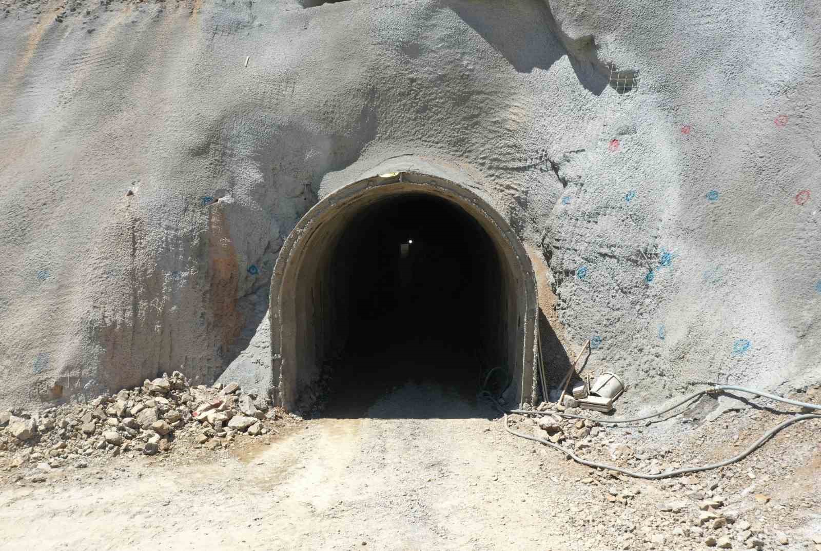 Elazığ Tarhana Regülatörü ve İletim Tüneli yapımına ilk kazma vuruldu