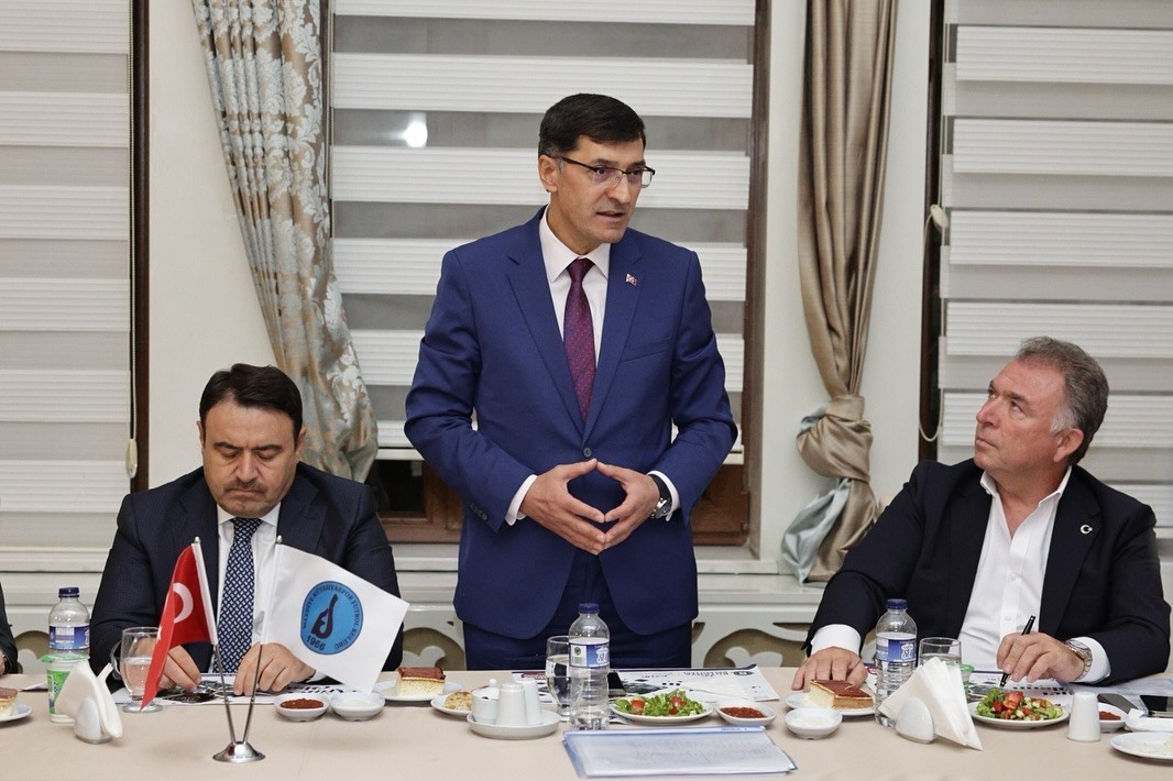 Belediye K&uuml;tahyaspor&rsquo;a destek i&ccedil;in yemek d&uuml;zenlendi
