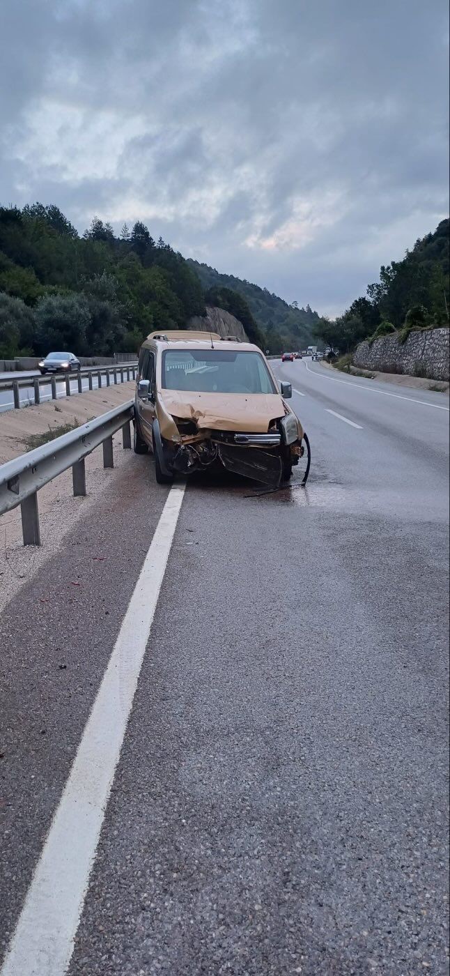 Kontrolde &ccedil;ıkan ara&ccedil; bariyerlere &ccedil;arparken, 3 kişi yaralandı

