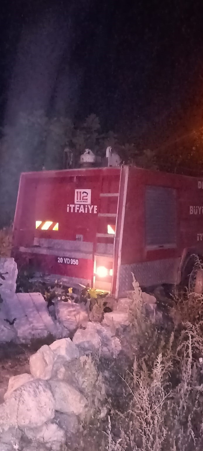 Kavga sonrası yakılan eve müdahaleye giden itfaiye ekiplerine saldırdılar