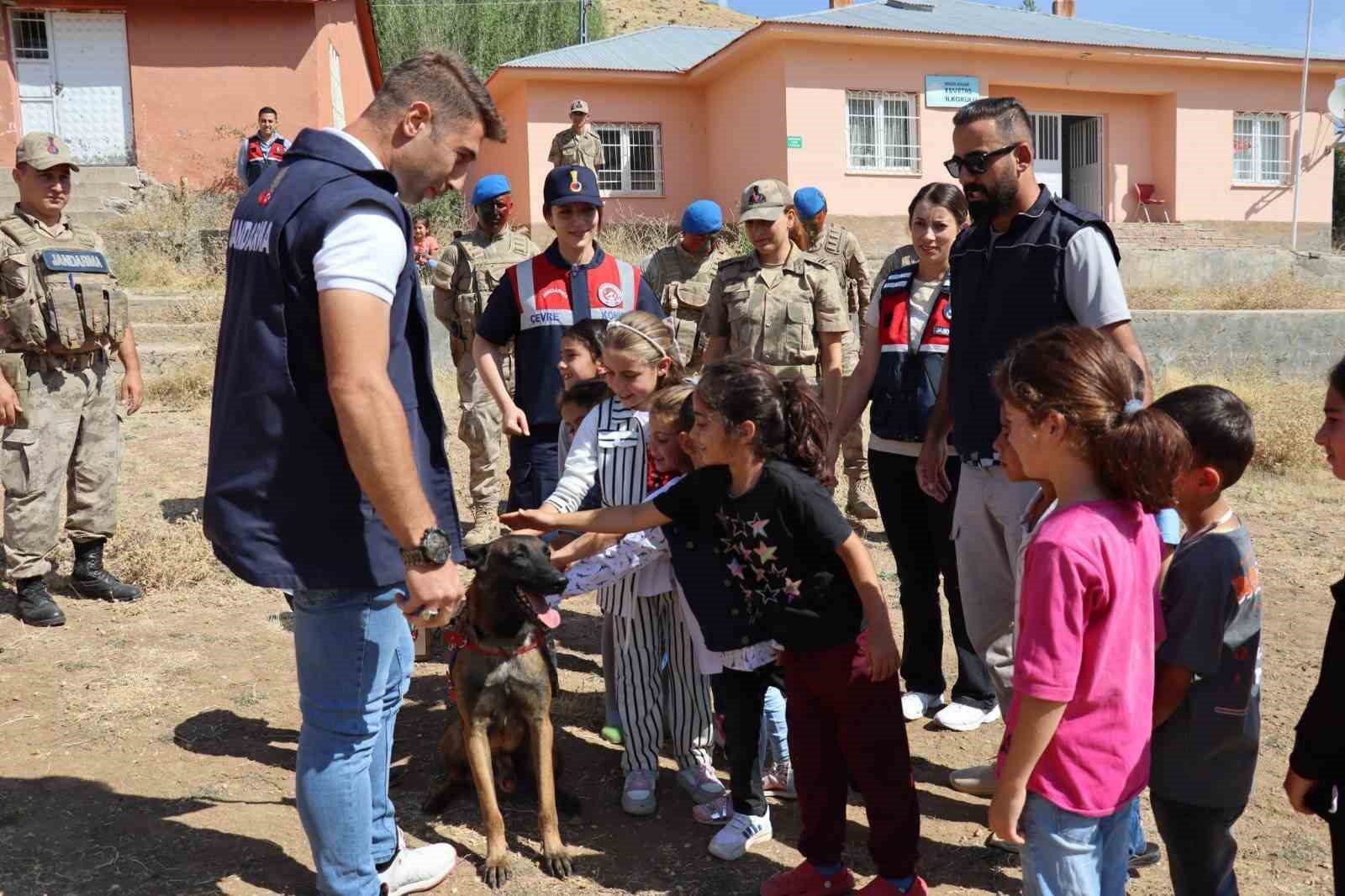 Bingöl’de jandarma ekipleri, öğrencilerle bir araya geldi
