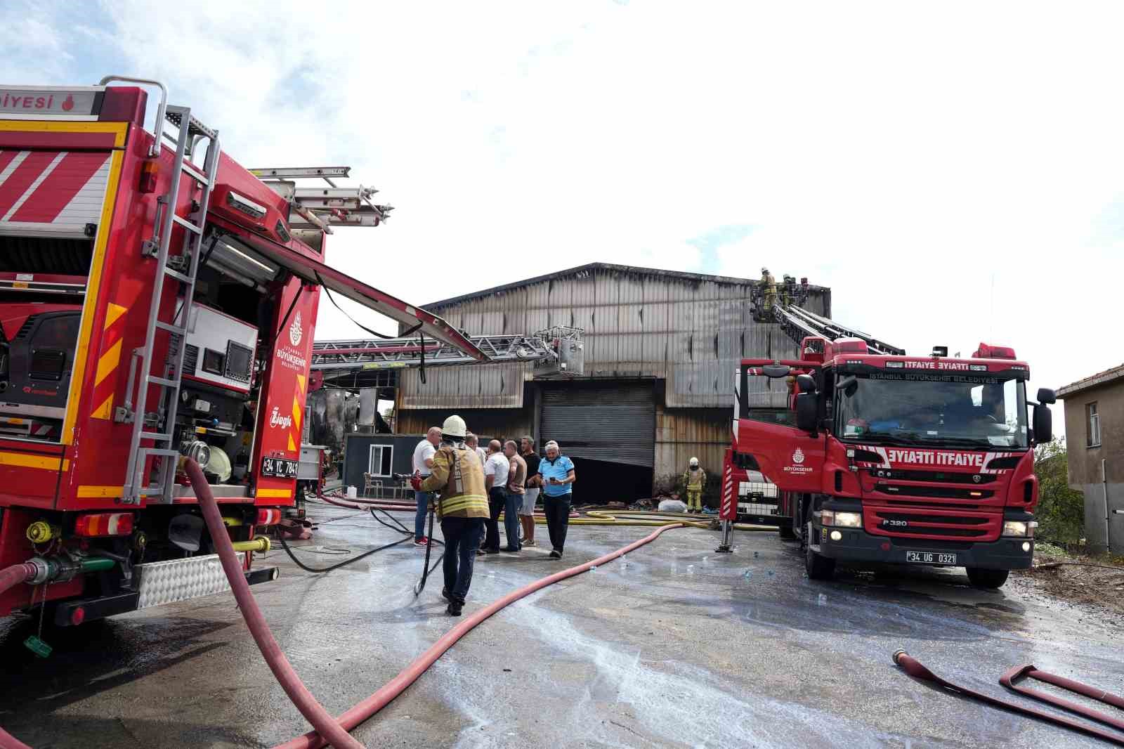 İstanbul &Ccedil;atalca&rsquo;da bulunan bir fabrikada bilinmeyen nedenle yangın &ccedil;ıktı. Olay yerine &ccedil;ok sayıda itfaiye ekibi sevk edildi.
