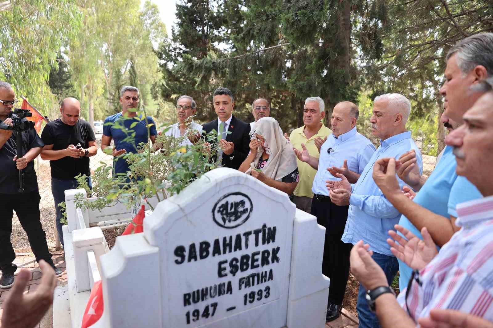 Y&uuml;reğir il&ccedil;esinin kurucu Belediye Başkanı Sabahattin Eşberk mezarı başında anıldı
