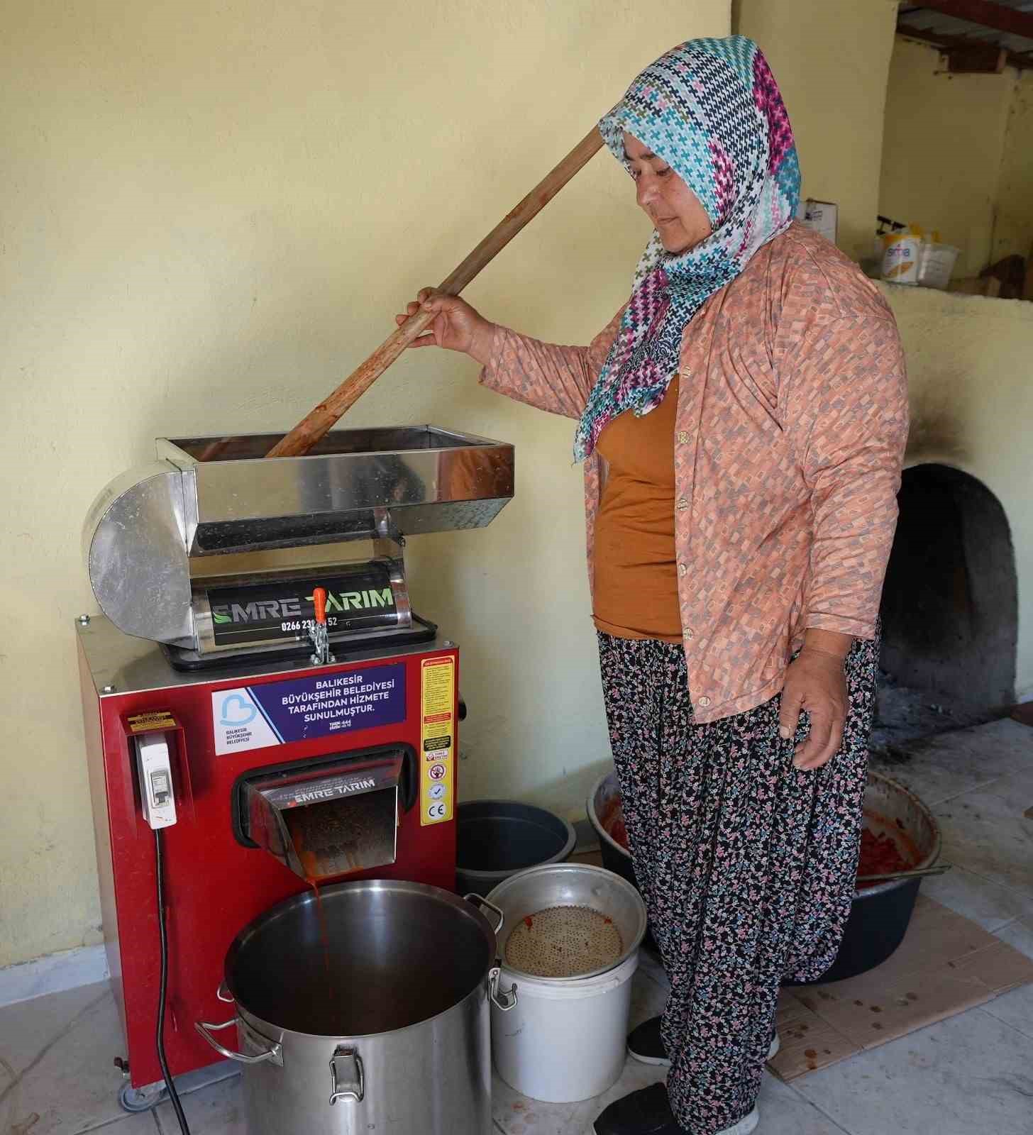 Sal&ccedil;a makinesi domates &uuml;reticisinin y&uuml;z&uuml;n&uuml; g&uuml;ld&uuml;rd&uuml;
