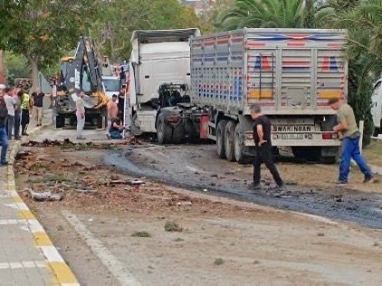 Balıkesir Erdek&rsquo;te orta ref&uuml;j&uuml; aşan tır karşı şeride ge&ccedil;ti, s&uuml;r&uuml;c&uuml; yaralandı
