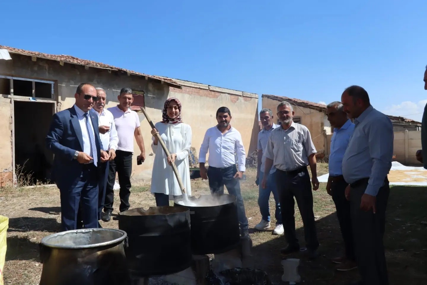 Kaymakam Duman ayçiçeği hasadına katıldı
