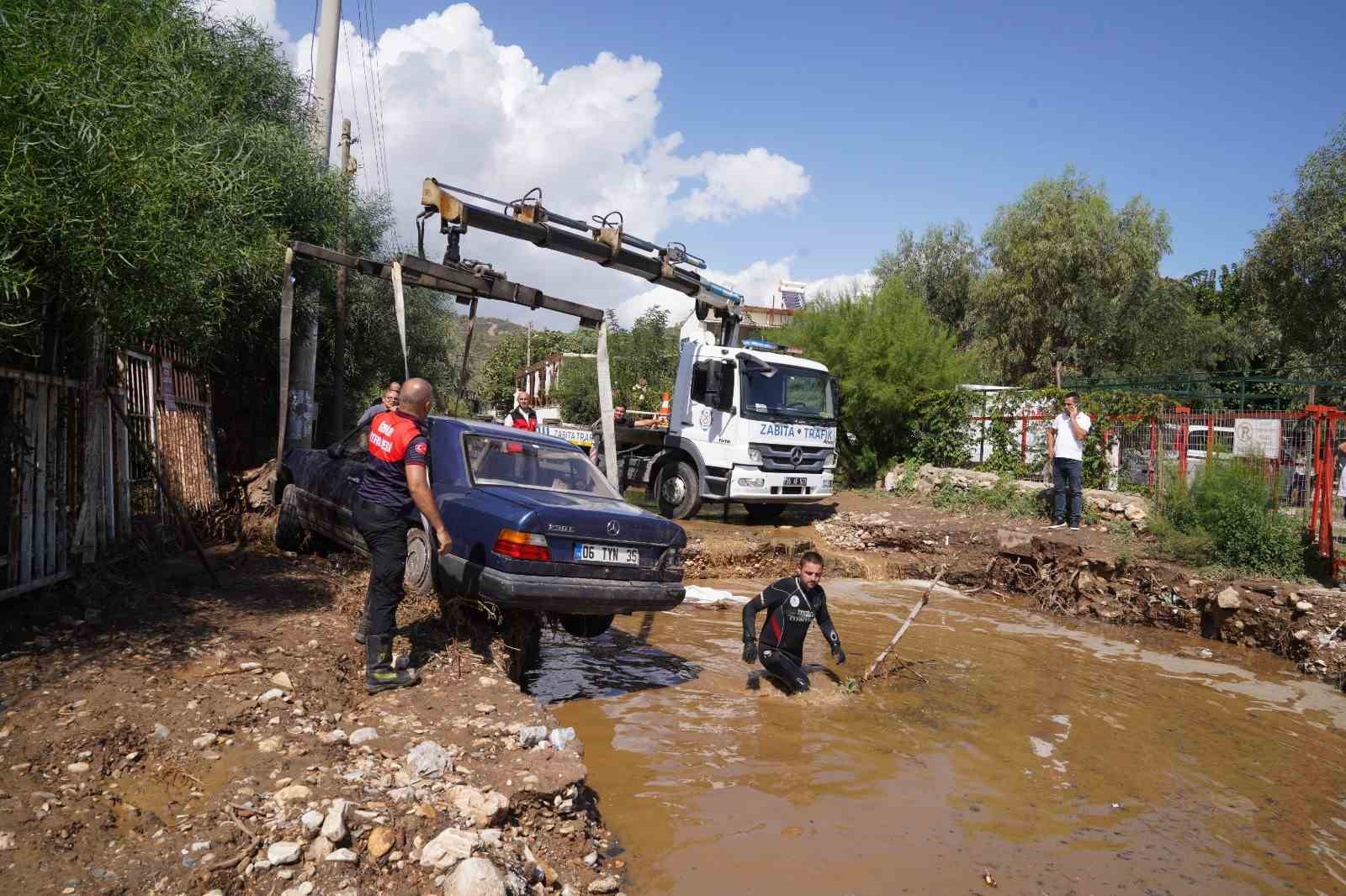 Selin vurduğu Menderes’te araçlar kurtarıldı, sular tahliye edildi
