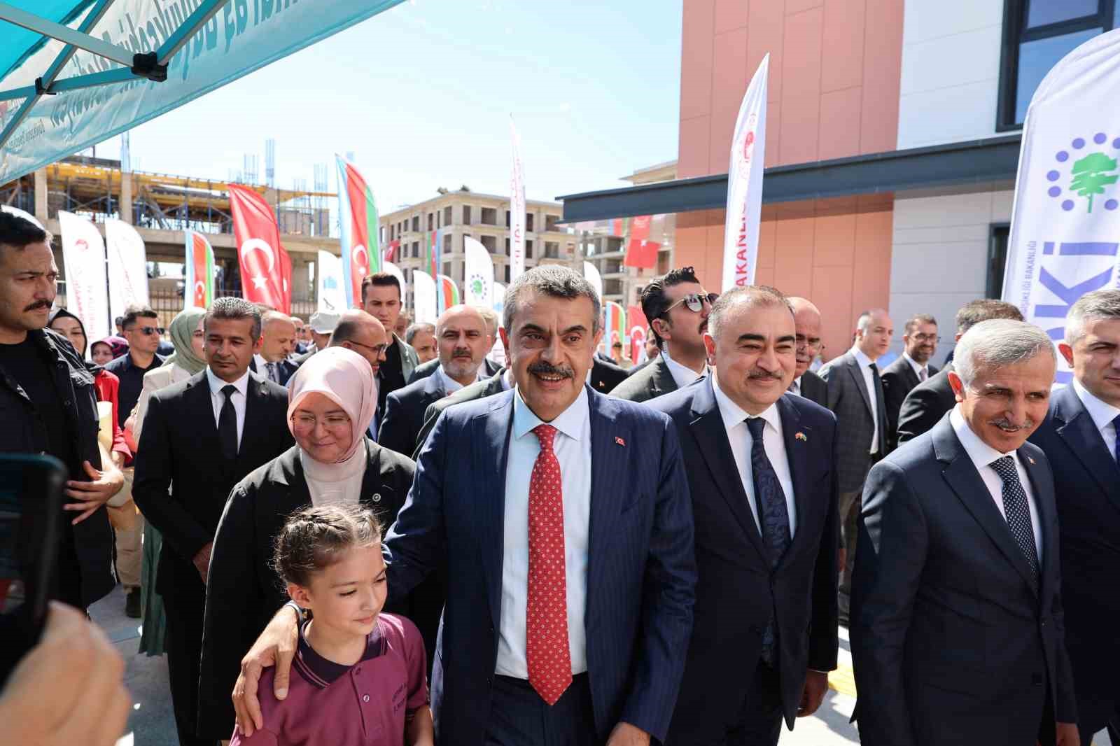 Milli Eğitim Bakanı Tekin, Azerbaycan tarafından yaptırılan okulun açılışını gerçekleştirdi