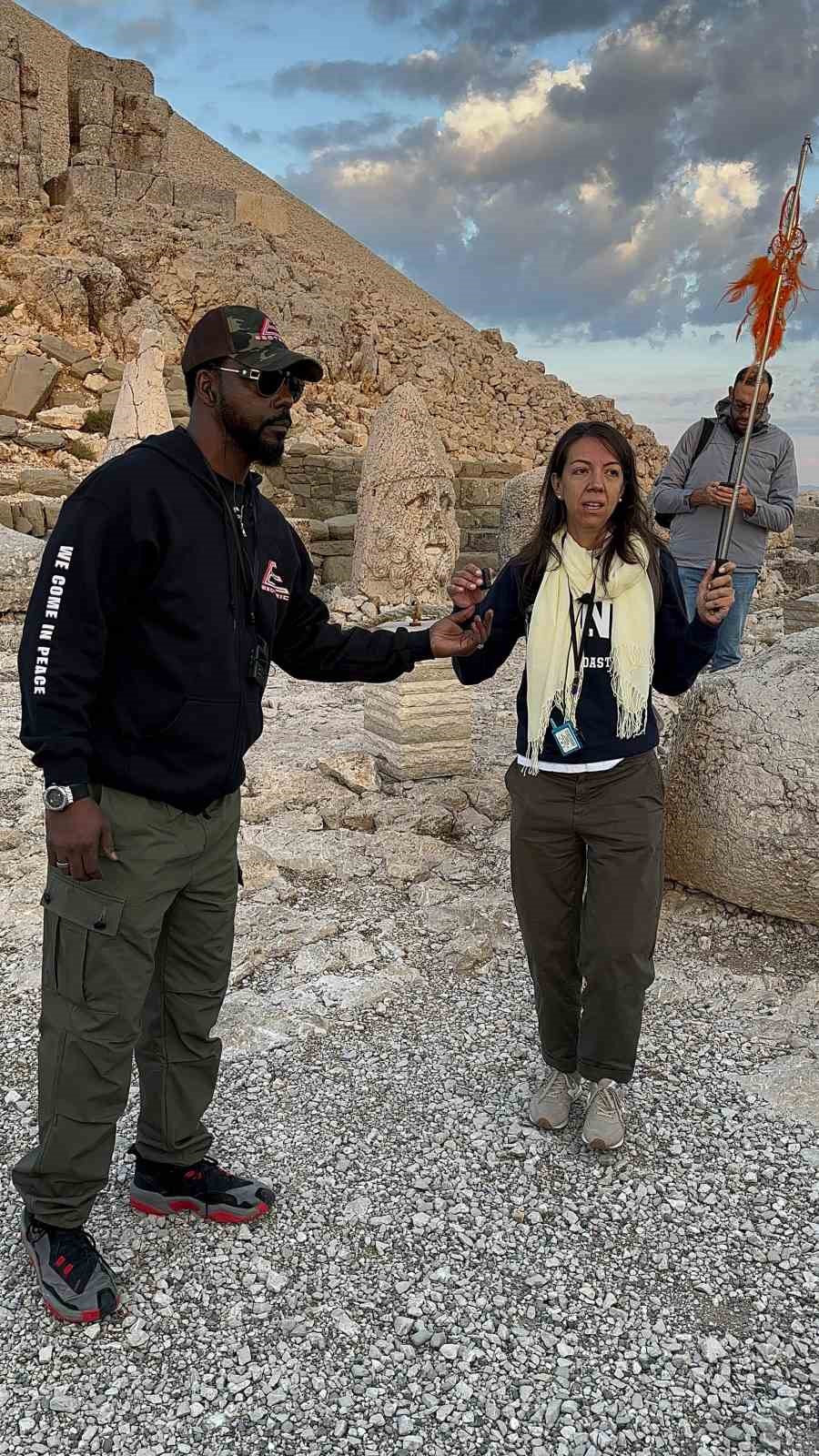 Amerikalı ve Mısırlı araştırmacı yazarlar Nemrut Dağı&rsquo;nda
