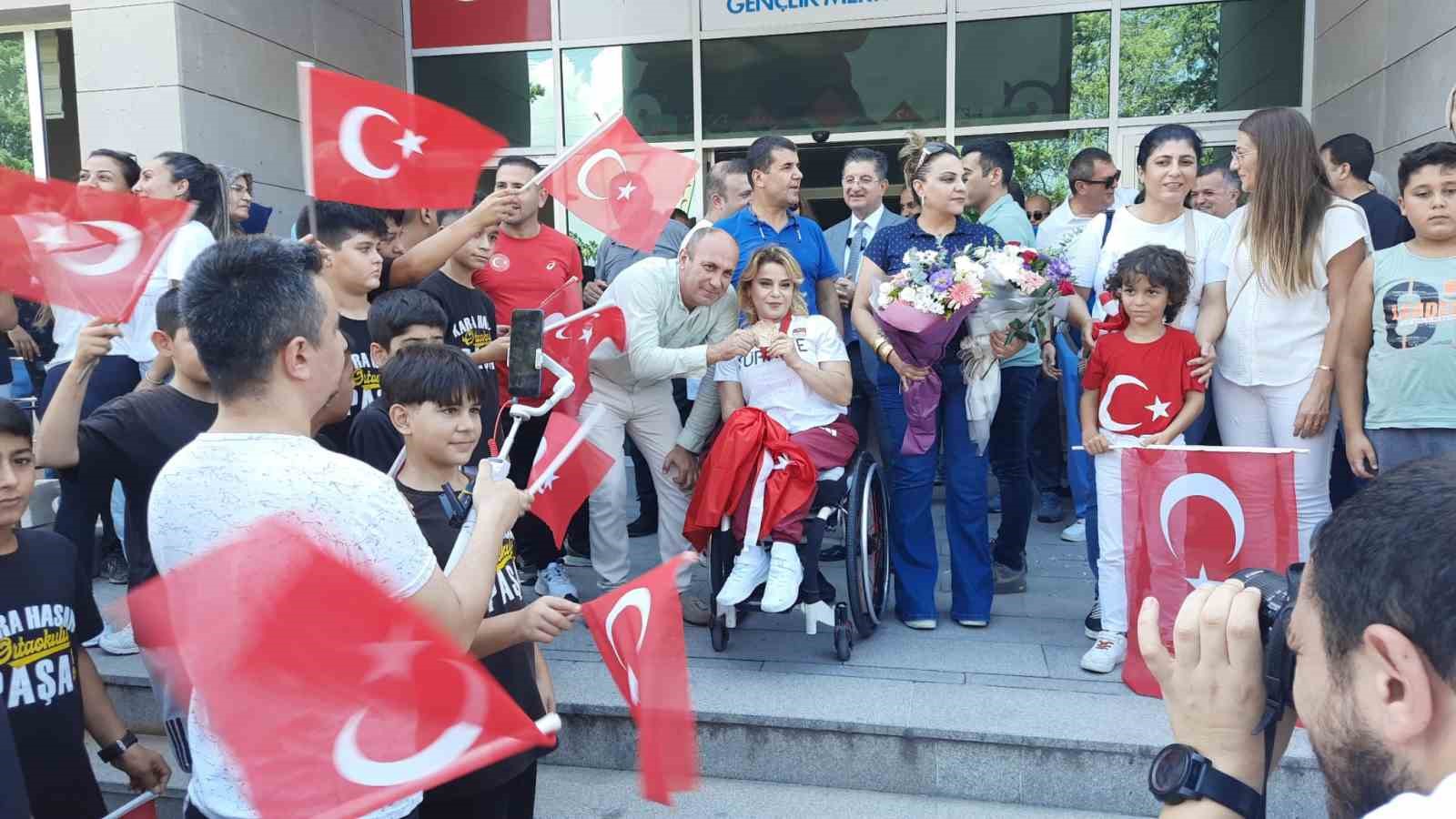 Bronz madalya kazanan milli sporcu Nazmiye Muratlı, Hatay’da coşkuyla karşılandı