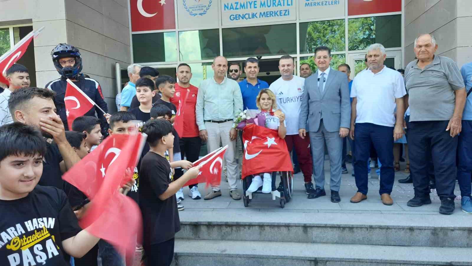 Bronz madalya kazanan milli sporcu Nazmiye Muratlı, Hatay’da coşkuyla karşılandı
