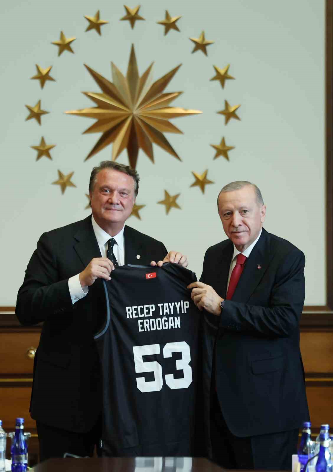 Cumhurbaşkanı Erdoğan, Beşiktaş Jimnastik Kul&uuml;b&uuml; Başkanı Arat ve sporcuları kabul etti 
