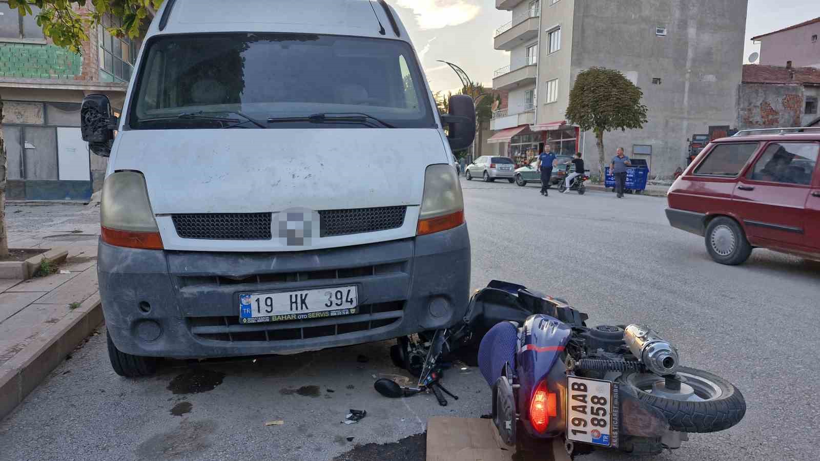Kontrolden &ccedil;ıkan motosiklet ticari aracın altına girdi: 2 yaralı
