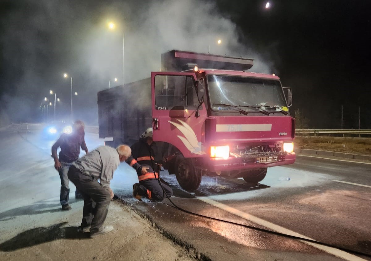 Malatya’da seyir halindeki iki araçta yangın