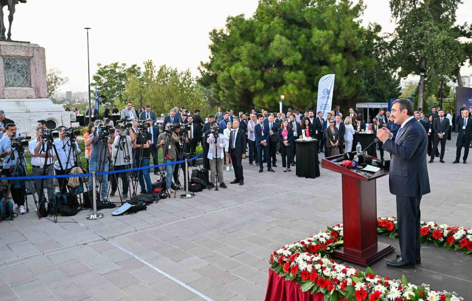 Cumhurbaşkanı Yardımcısı Yılmaz: &quot;Eylül ayı enflasyonuyla birlikte 40’lı rakamları göreceğimizi tahmin ediyoruz. Yılsonu itibarıyla da yüzde 41,5 gibi bir beklentimiz var&quot;