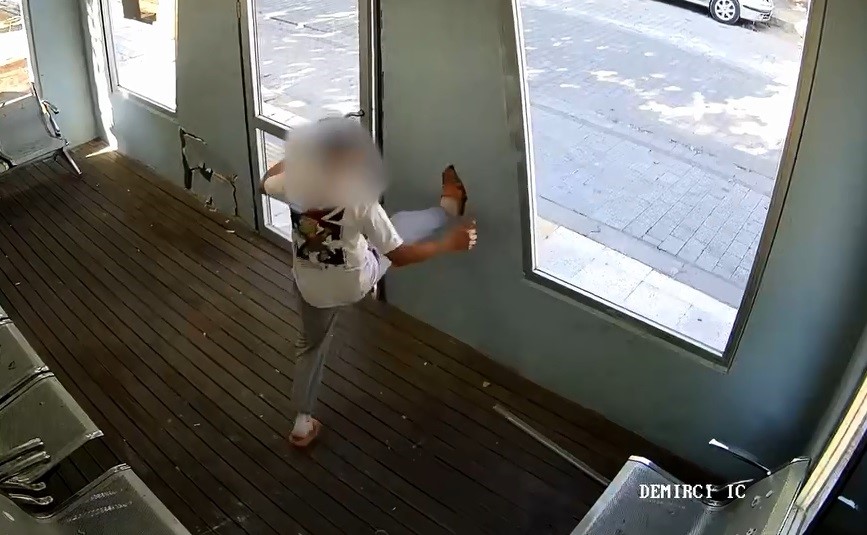 Gen&ccedil;ler durağa tekme ve yumruk atarak zarar verdi
