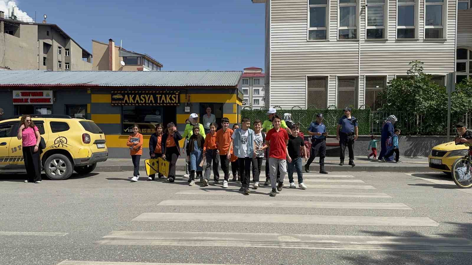 Tatvan&rsquo;da &ouml;ğrencilerin g&uuml;venliği i&ccedil;in emniyet tedbirleri artırıldı
