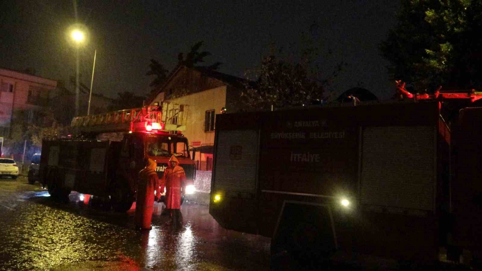 Camide çıkan yangın balkondaki vatandaşın dikkatiyle büyümeden söndürüldü
