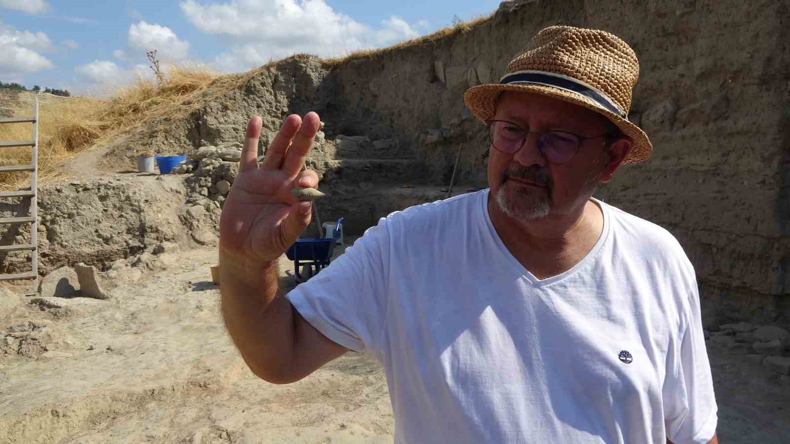 Maydos Antik Kenti&rsquo;nde 3 bin 400 yıllık kurşundan &uuml;retilmiş sapan taşı bulundu
